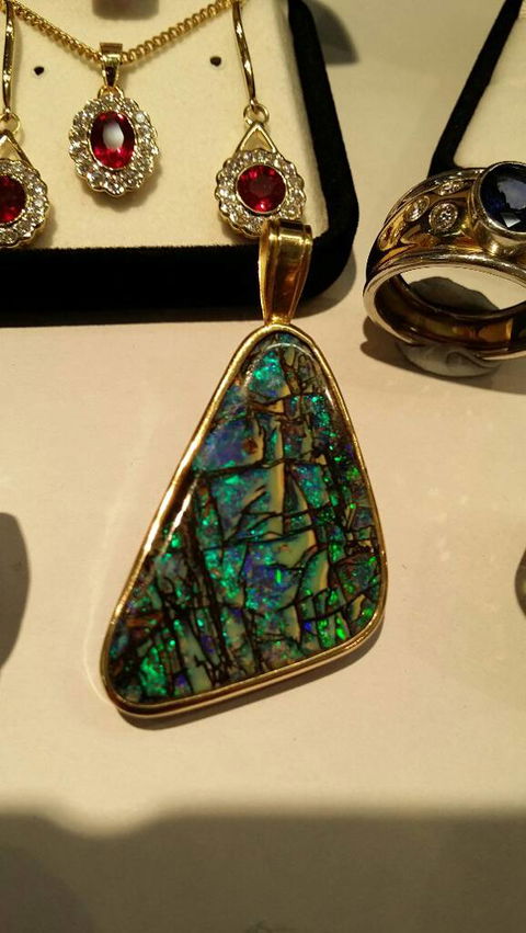 Whitsunday Opals & Didgeridoos - Bridge Guide 0
