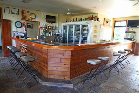 Garradunga Hotel - Click Find 0