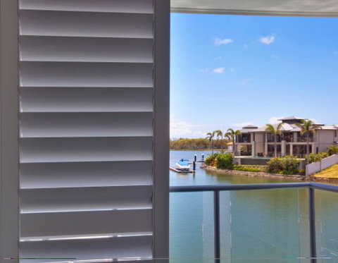 Shades 2000 - Bridge Guide 1