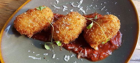 The Carlisle Bar - Click Find 20