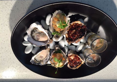 LakeFront Bistro - Click Find 15