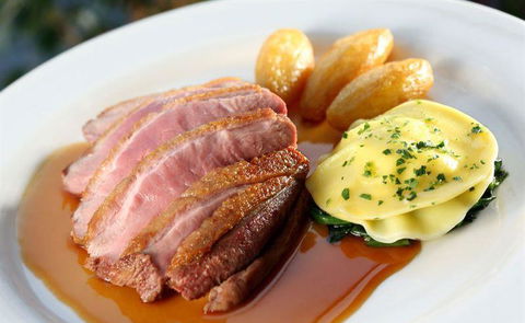 LakeFront Bistro - Click Find 24