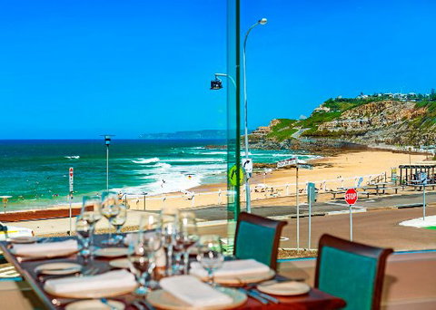 Jonah's On The Beach Restaurant & Bar - Click Find 0