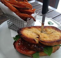 Red Dog on the Green - Click Find