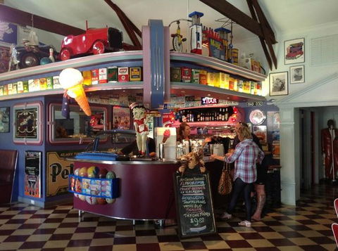Cruzin' In The 50's Diner - Bet 4u 0