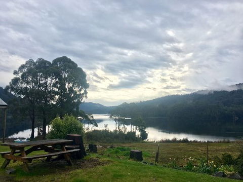 Lakeside Bar & Grill - Click Find 0