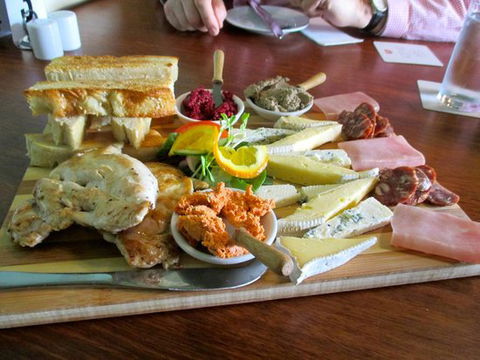 The Earl Of Spencer - Bar & Restaurant - Click Find 0