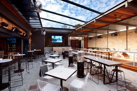 The Feathers Hotel - Click Find 0