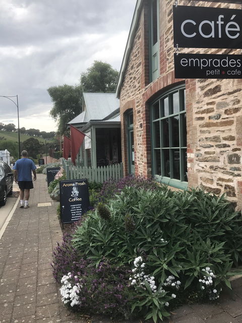 Emprades Petit Cafe - Click Find 5