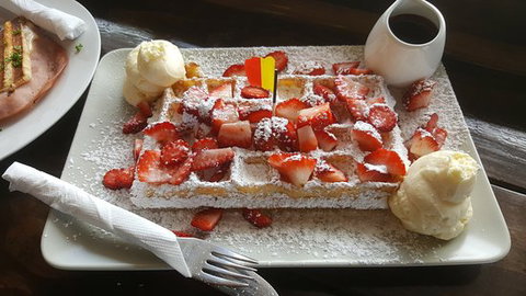 Two Bees Cafe - Bet 4u 0