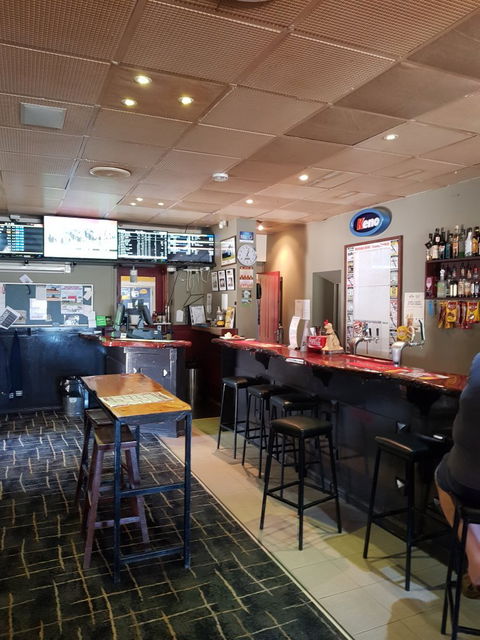 Meningie Hotel Bistro - Click Find 3