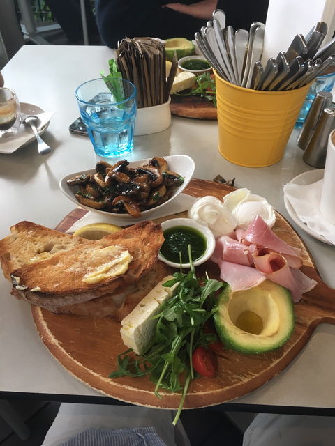 Riverbend Cafe - Click Find 4