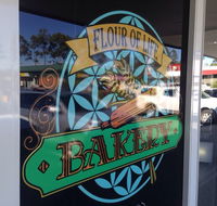 Hollywood Bakery and Cafe - Bet 4u