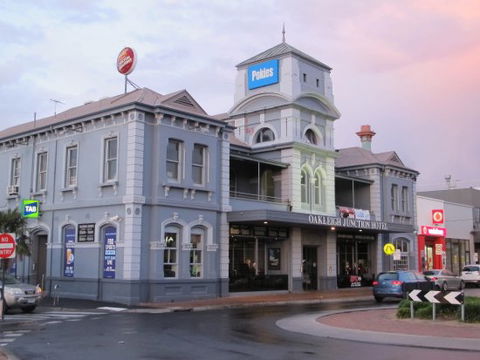 Oakleigh Junction Hotel - Click Find 0