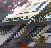 Lake Wallace Hotel - Click Find