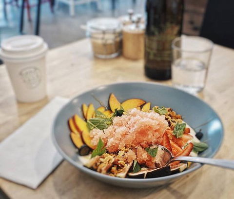 Four Little Foxes - Local Finder 0