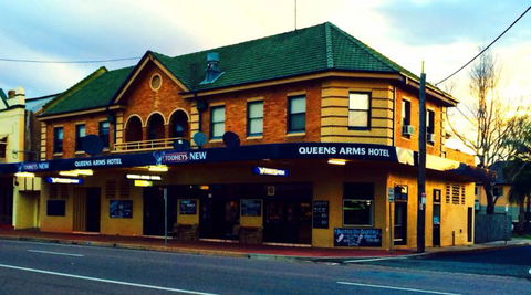 Queens Arms Hotel - Click Find 0