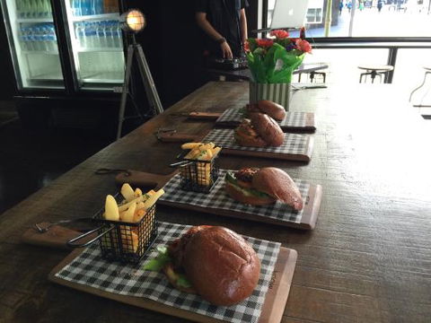 The Square Cafe Bar Restaurant - Click Find 0