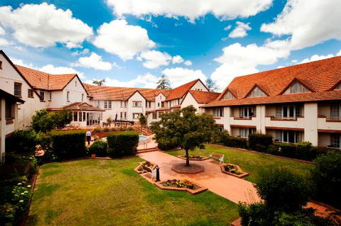 Courtyard Restaurant - Mercure Hotel Canberra - Click Find 0