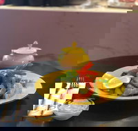 Cafe Sur L'Avenue - Who Is Search