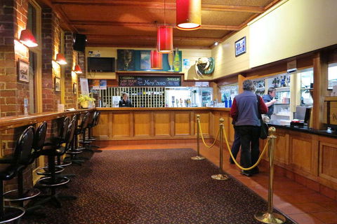 Hamers Hotel Bar And Grill - Click Find 0