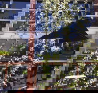 Quincy's Bar Cafe - Click Find