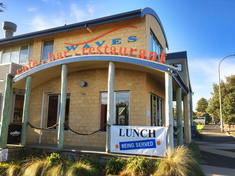 Waves Cafe, Bar And Restaurant - Bridge Guide 2