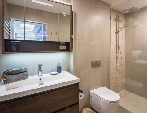 Promenade Penthouse Apartment - Click Find 11