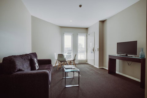 Crossroads Hotel - Local Finder 9