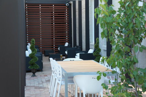 Crossroads Hotel - Local Finder 28