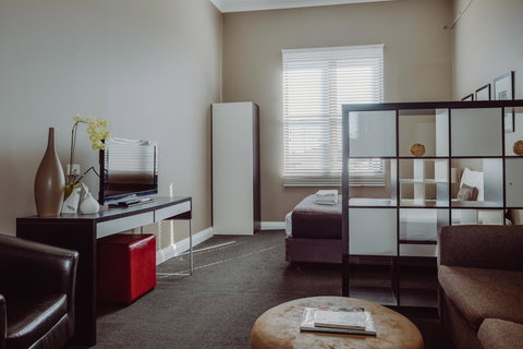 Crossroads Hotel - Local Finder 14