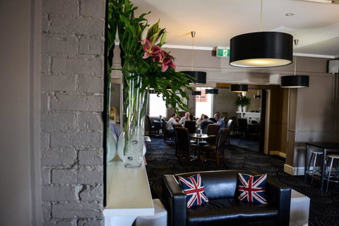 Crossroads Hotel - Local Finder 37