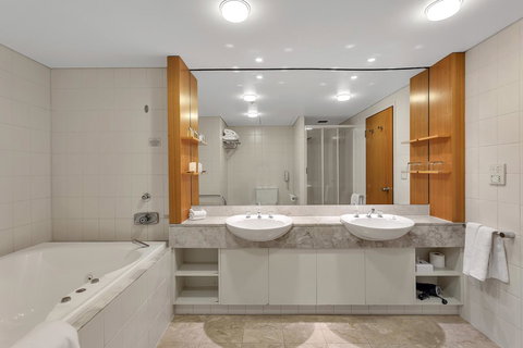 Stamford Plaza Adelaide - Who Is Search 20