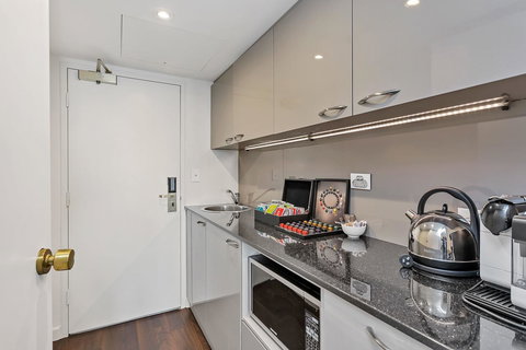 Stamford Plaza Adelaide - Who Is Search 41