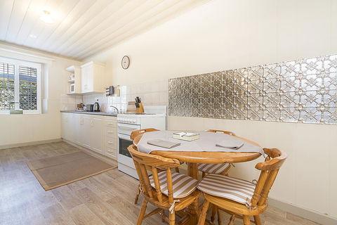 Stoneleigh Cottage Bed And Breakfast - Click Find 6