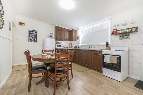 Stoneleigh Cottage Bed And Breakfast - Click Find 9