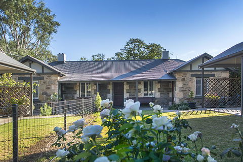 Stoneleigh Cottage Bed And Breakfast - Click Find 0