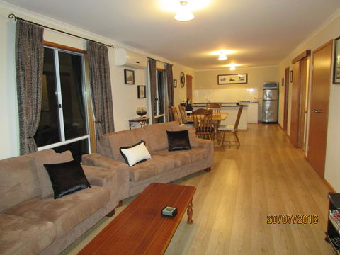Lazy Days Bed &Breakfast Cottage - Victor Harbor - Click Find 17