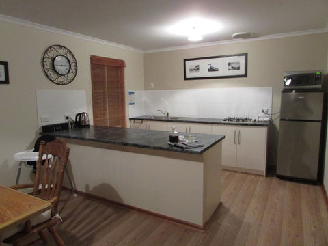 Lazy Days Bed &Breakfast Cottage - Victor Harbor - Click Find 14