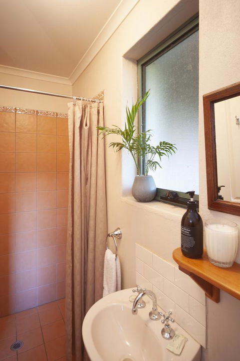 Lindsay House Homestead - Click Find 10