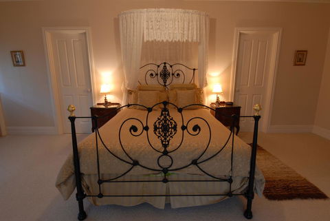 Lindsay House Homestead - Click Find 36