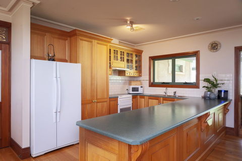 Lindsay House Homestead - Click Find 18