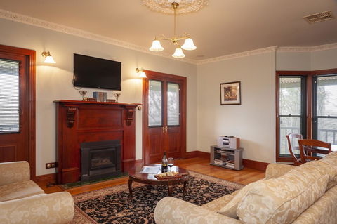 Lindsay House Homestead - Click Find 8