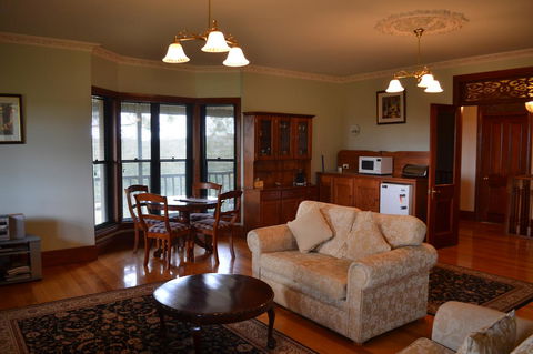 Lindsay House Homestead - Click Find 37