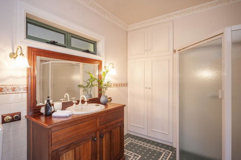 Lindsay House Homestead - Click Find 29