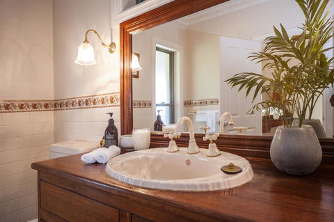 Lindsay House Homestead - Click Find 28