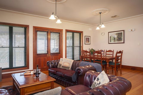 Lindsay House Homestead - Click Find 30