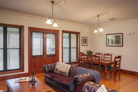 Lindsay House Homestead - Click Find 7