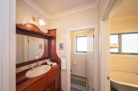 Lindsay House Homestead - Click Find 14