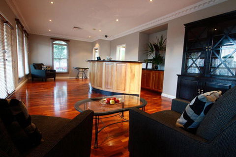 Carlyle Suites & Apartments - Bet 4u 1